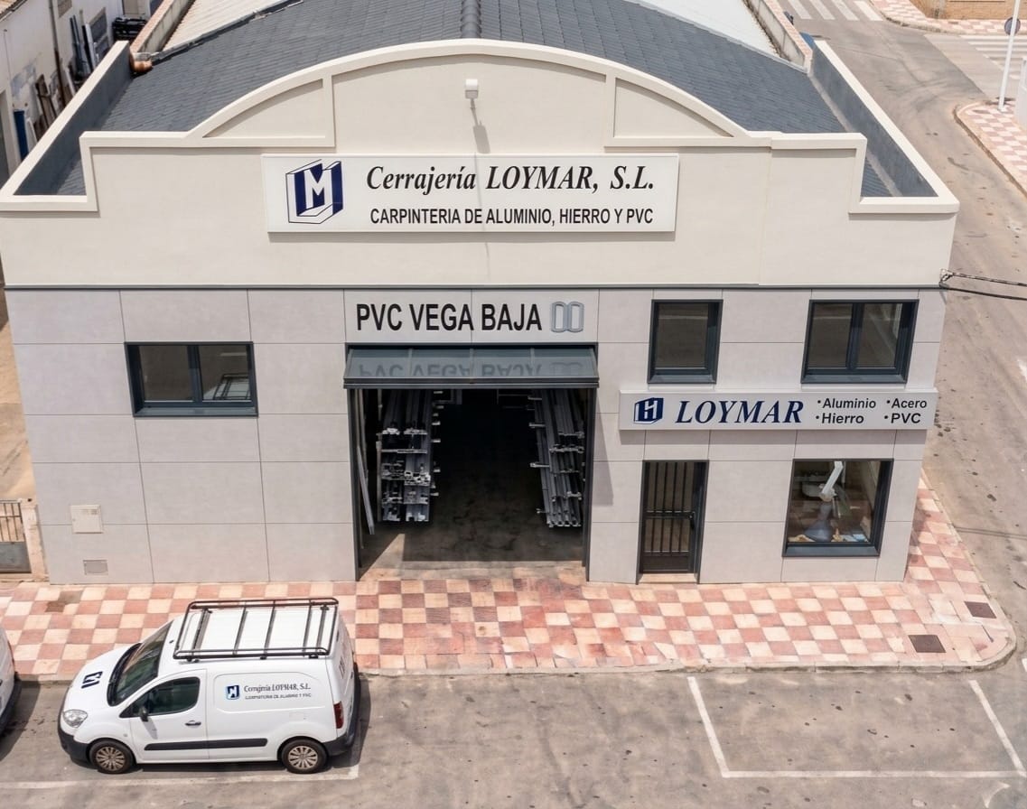 Fachada del taller de Cerrajería Loymar en Jacarilla